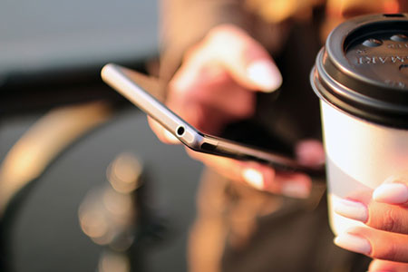 hand-coffee-smartphone